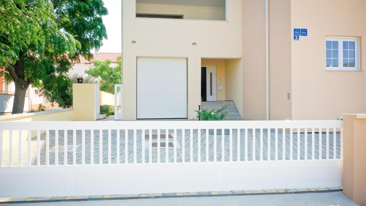 Apartments Sandrina ヴーシ エクステリア 写真