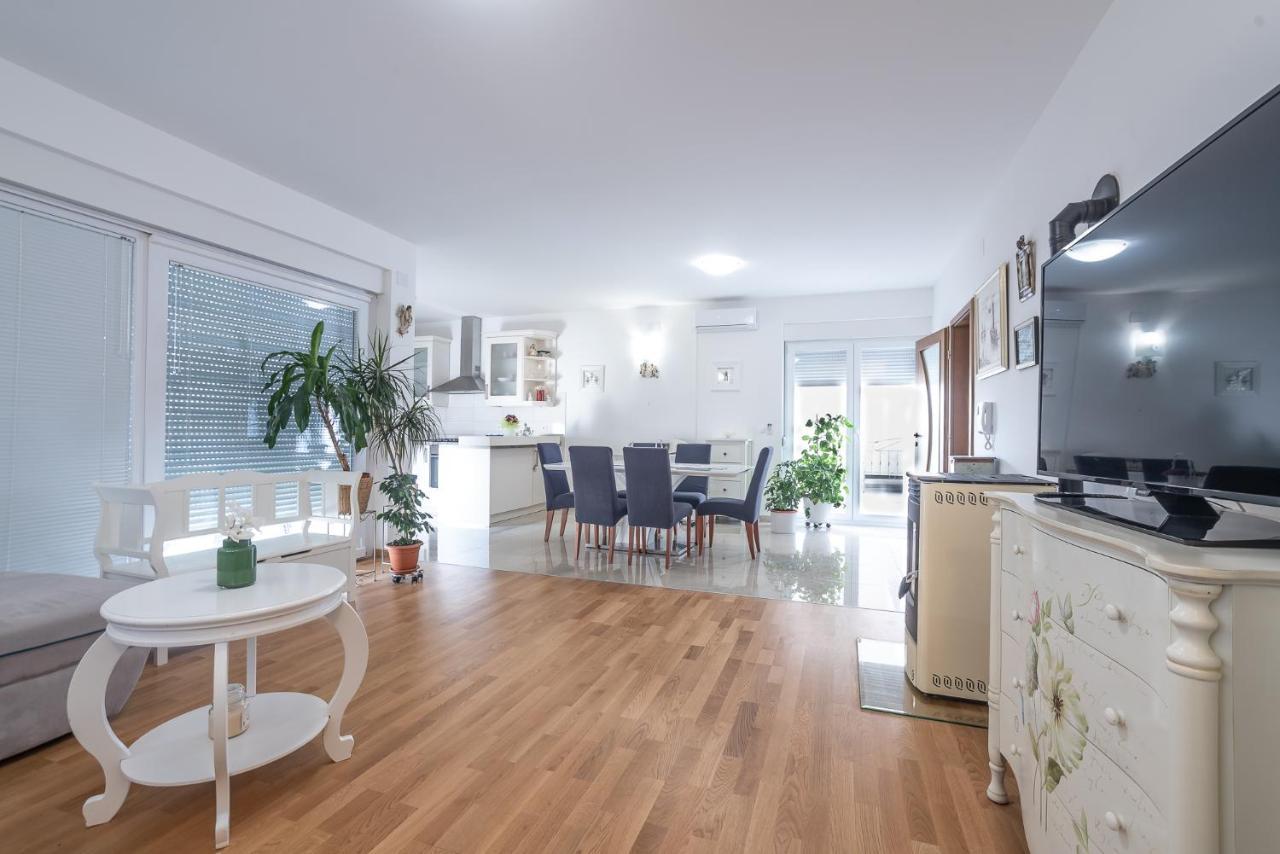 Apartments Sandrina ヴーシ エクステリア 写真