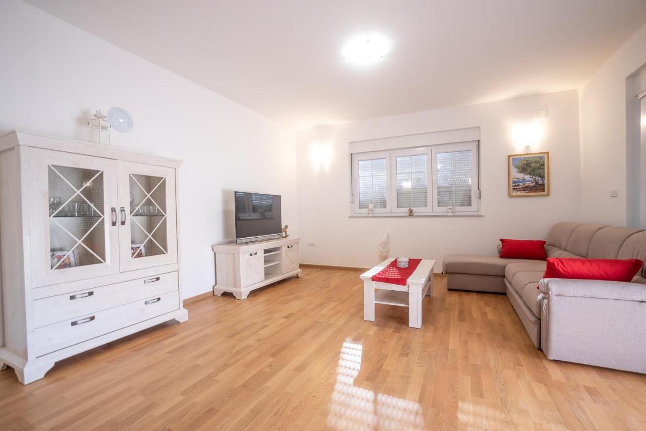 Apartments Sandrina ヴーシ エクステリア 写真