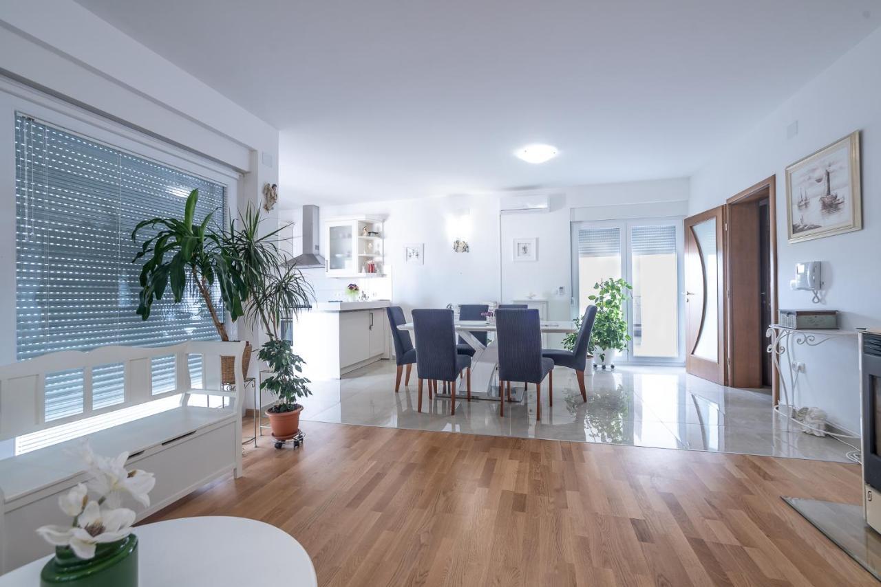 Apartments Sandrina ヴーシ エクステリア 写真