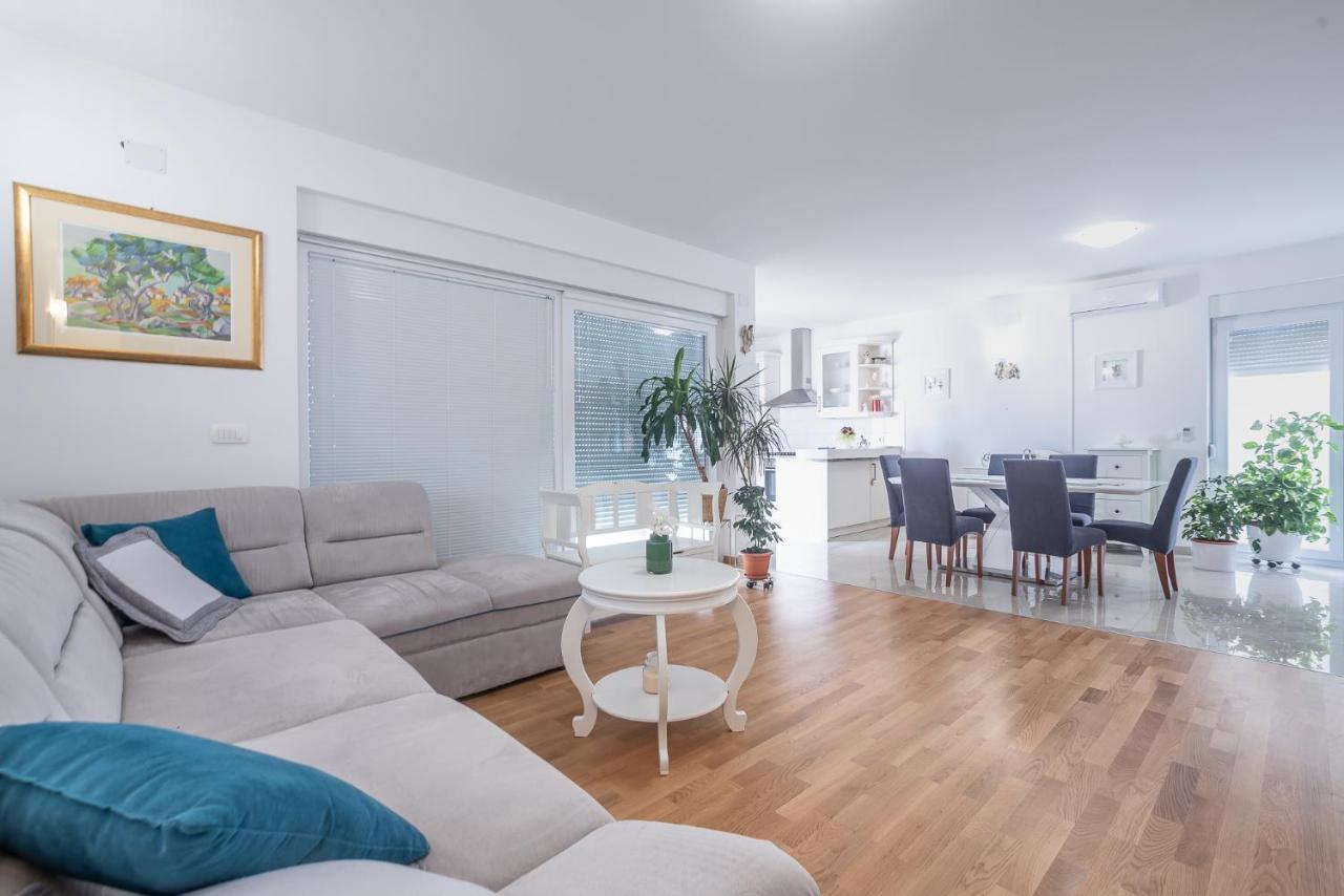 Apartments Sandrina ヴーシ エクステリア 写真