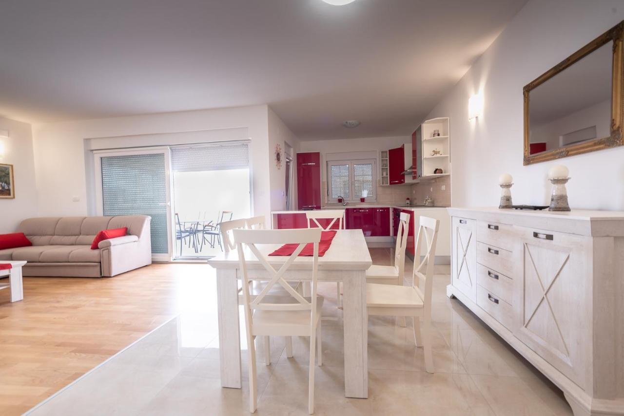 Apartments Sandrina ヴーシ エクステリア 写真